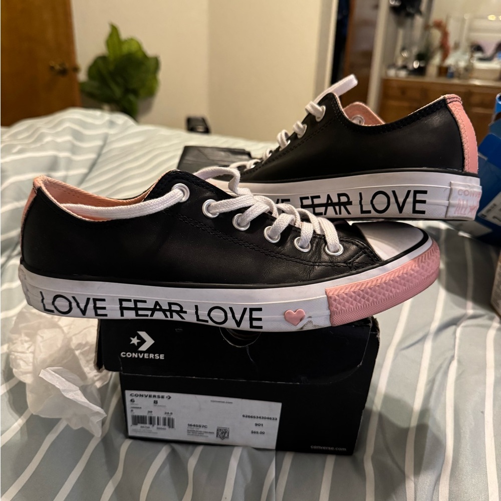 Converse Women's Black and Pink Heart Sneakers